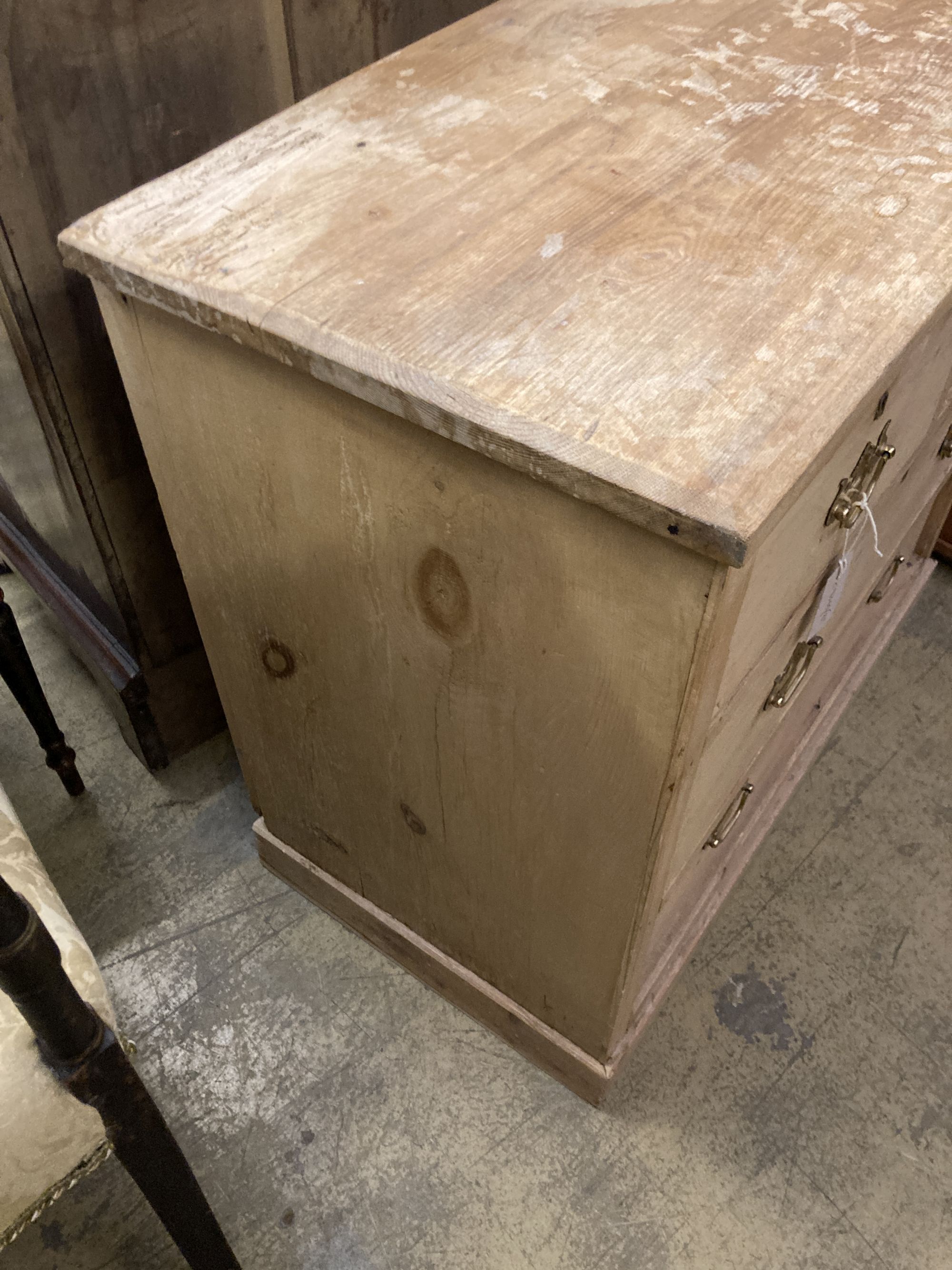 A small Victorian pine chest of drawers, width 84cm, depth 45cm, height 74cm